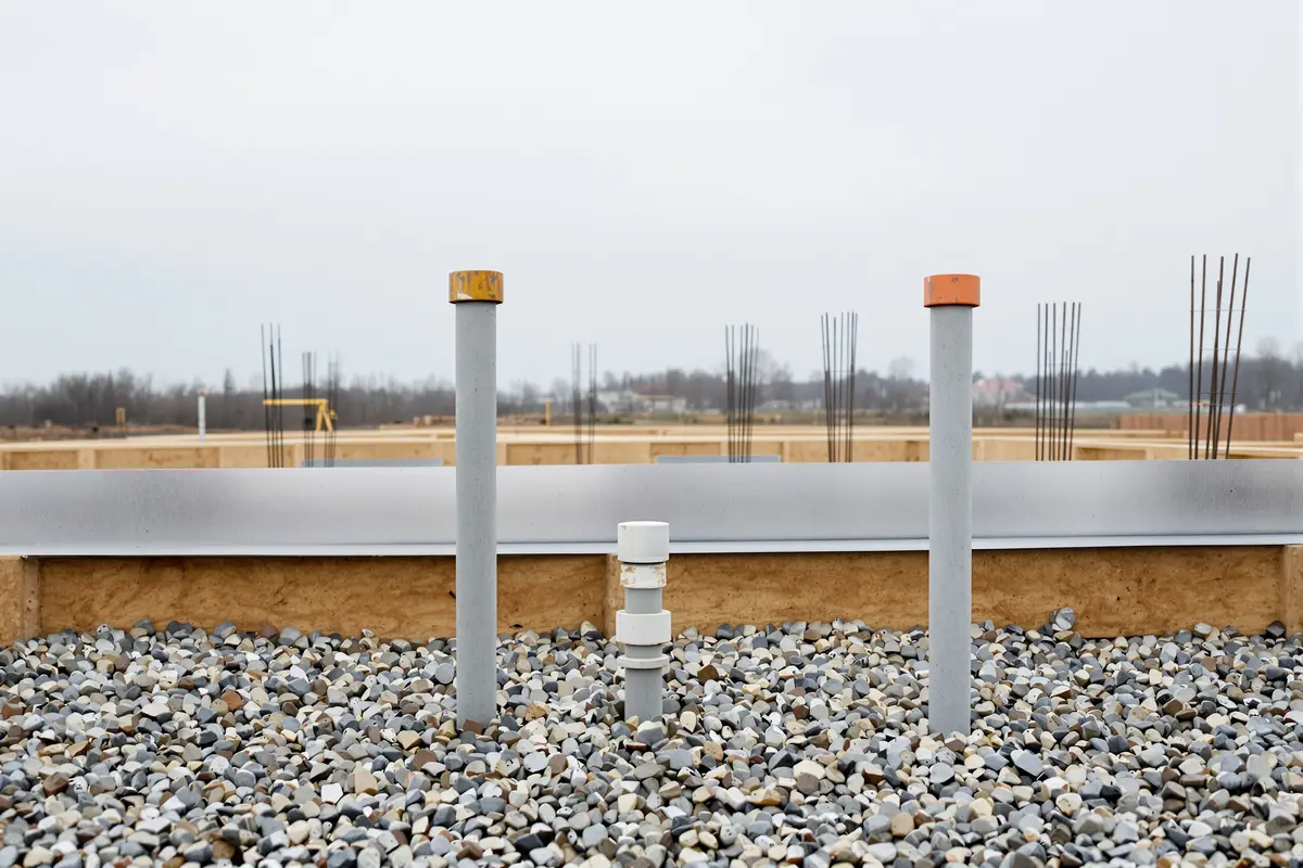 Przepusty instalacyjne wyprowadzone nad podsypkę przed betonowaniem płyty