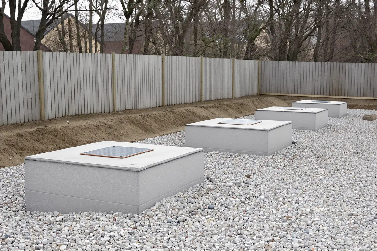 Rząd betonowych stóp fundamentowych z marką stalową pod słupy